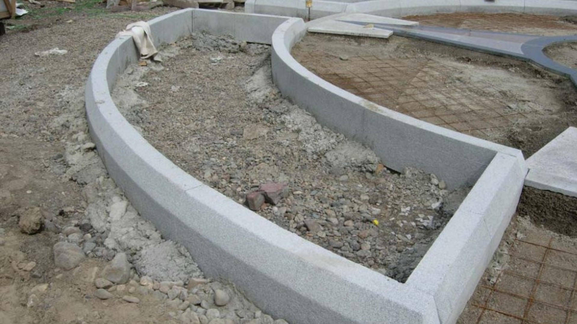 Укладка бордюрного камня. Камень бортовой бордюр тротуарный паребрик. Монолитный бетонный бордюр. Бордюр полукруглый. Бордюры для клумб из бетона.